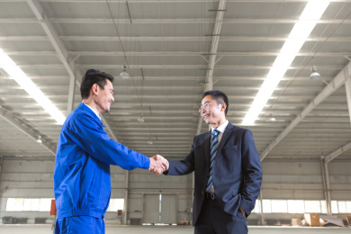 商务人士和工厂工人