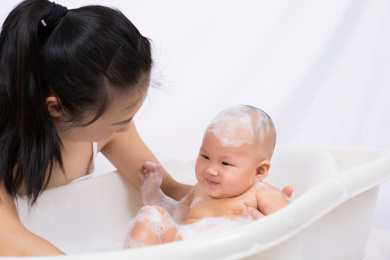 年轻妈妈给婴儿洗澡