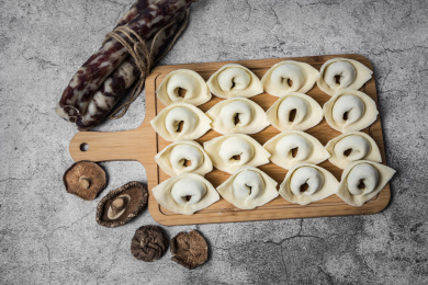 木质托盘上生的排列整齐的馄饨