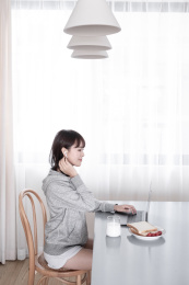 一位年轻的中国女生在家里办公