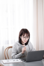 一位年轻的中国女生在家里办公