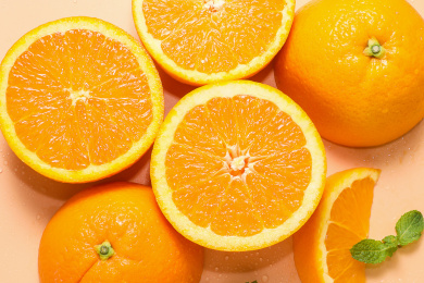 橙色背景的新鲜的黄色橙子果肉