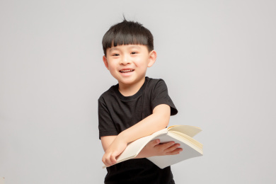 灰色背景里的亚洲小男孩