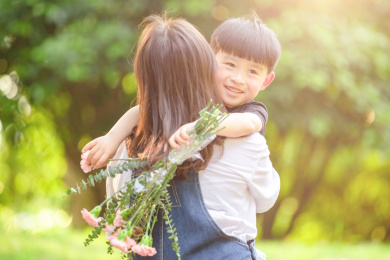 公园里的亚洲小男孩和妈妈