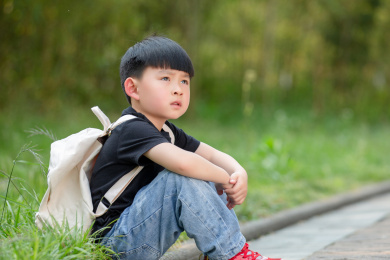 公园里的亚洲小男孩