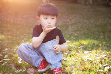 公园里的亚洲小男孩