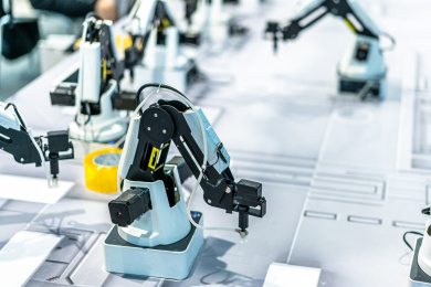 机械臂在汽车制造工厂内部