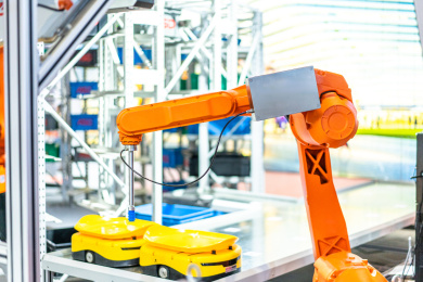 机械臂在汽车制造工厂内部