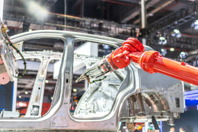 机械臂在汽车制造工厂内部