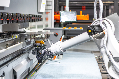 机械臂在汽车制造工厂内部