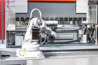 机械臂在汽车制造工厂内部