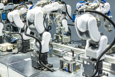 机械臂在汽车制造工厂内部