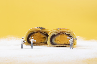 正在制作蛋黄酥的厨师