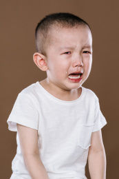 哭泣的小男孩