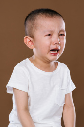 哭泣的小男孩
