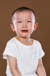 哭泣的小男孩