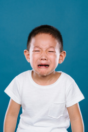 哭泣的小男孩