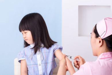 护士为小女孩打针