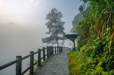 中国湖南省郴州市小东江风景区早上的晨雾