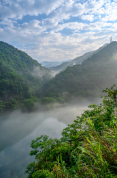 中国湖南省郴州市小东江景区早上江面的晨雾