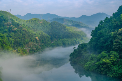中国湖南省郴州市小东江景区早上江面的晨雾