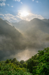 中国湖南省郴州市小东江景区早上江面的晨雾