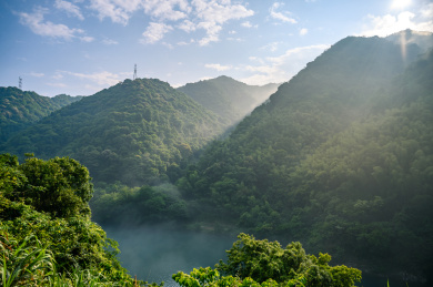 中国湖南省郴州市小东江景区早上江面的晨雾