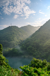 中国湖南省郴州市小东江景区早上江面的晨雾