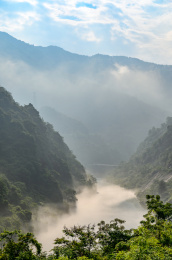 中国湖南省郴州市小东江景区早上江面的晨雾