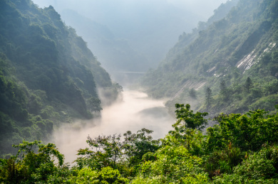 中国湖南省郴州市小东江景区早上江面的晨雾