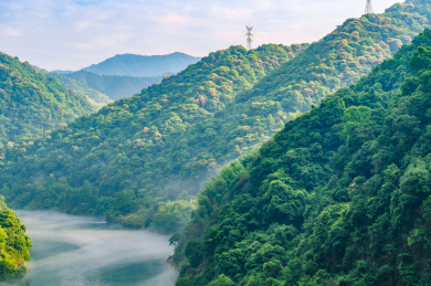 中国湖南省郴州市小东江景区早上江面的晨雾