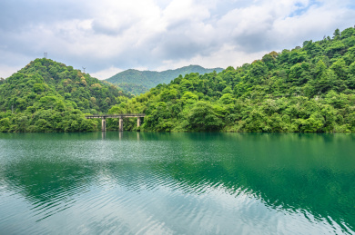 中国湖南省郴州市小东江风景区的桥梁和山川
