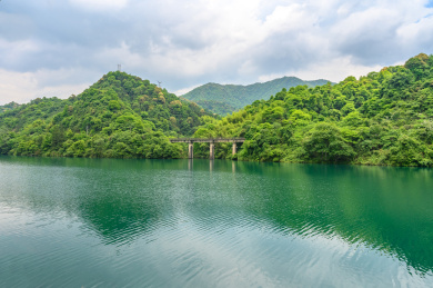 中国湖南省郴州市小东江风景区的桥梁和山川