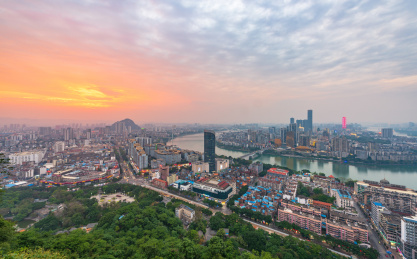 广西柳州市马鞍山傍晚时分的城市天际线风光