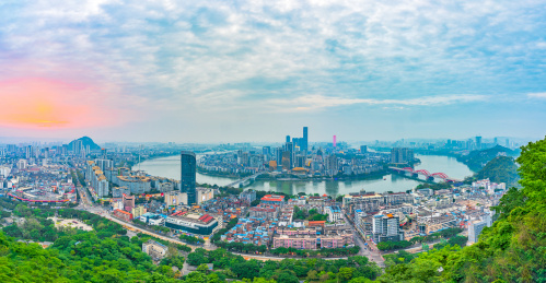 广西柳州市马鞍山傍晚时分的城市天际线风光