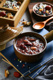 八宝粥腊八粥放在深色背景上