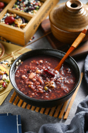 八宝粥腊八粥放在深色背景上