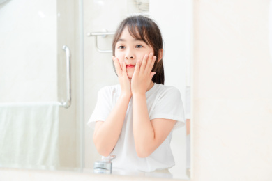 正在洗脸的亚洲小女孩