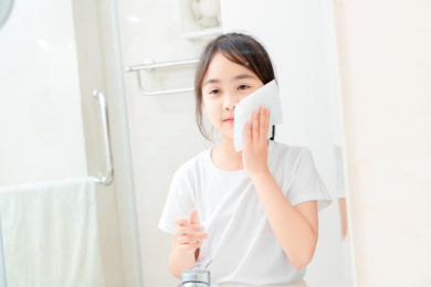 正在洗脸的亚洲小女孩