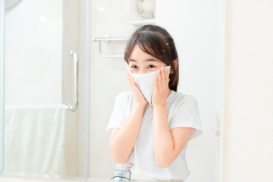 正在洗脸的亚洲小女孩