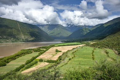 中国西藏林芝雅鲁藏布江河谷