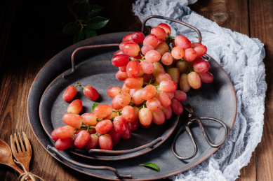 暗调氛围诱人的葡萄