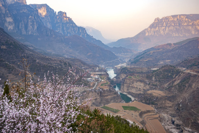 中国河南安阳太行山峡谷春天