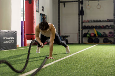 年轻女性健身房甩绳