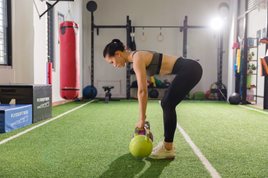 年轻女性健身房举哑铃