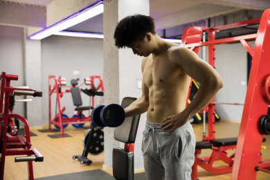 年轻男性在健身房举哑铃