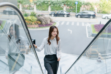 在手扶梯上的商务女士