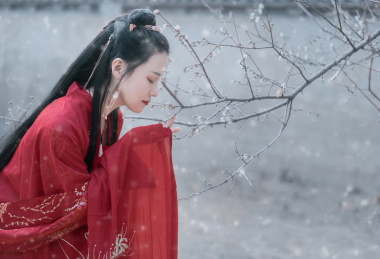 雪中红色汉服古风女生人像