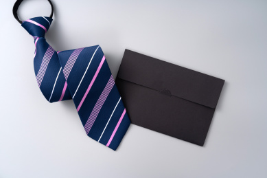 领带与黑色的空白信封，父亲节礼物概念