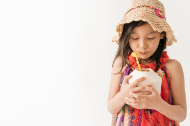 站在白色背景前拿玫瑰花束的女孩